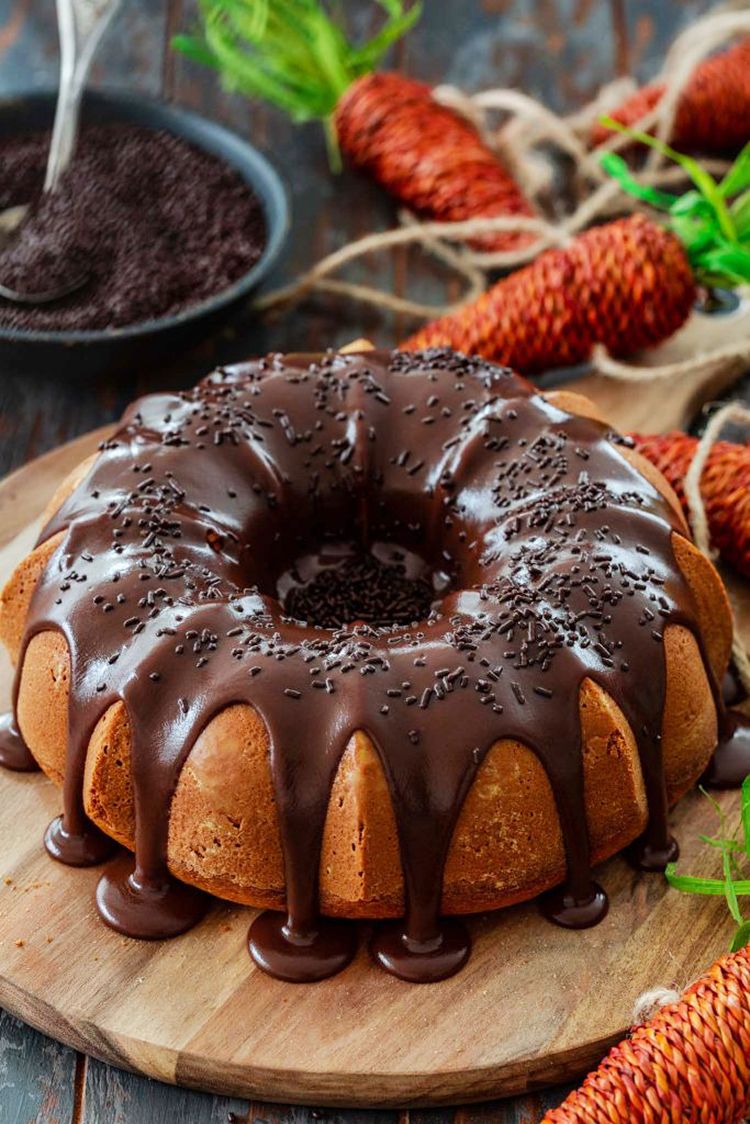 Bolo de cenoura low carb com cobertura de chocolate